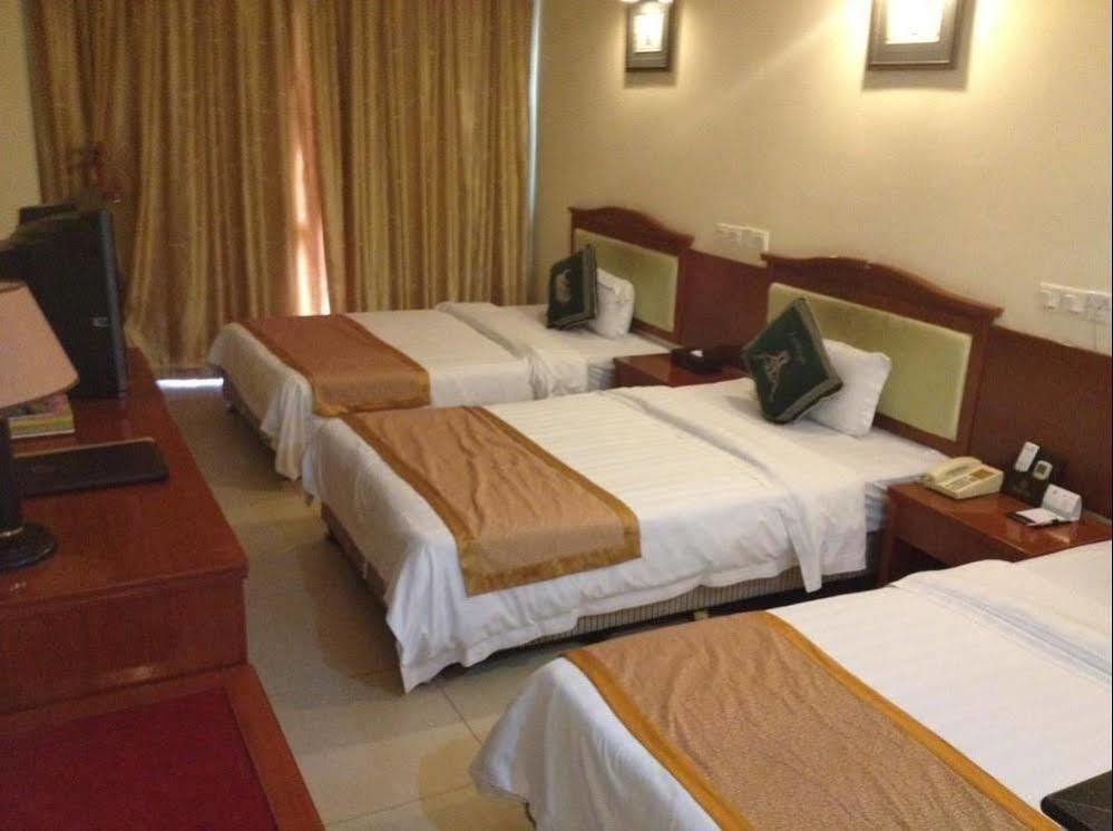 Harvest Seaview Hotel Санья Экстерьер фото