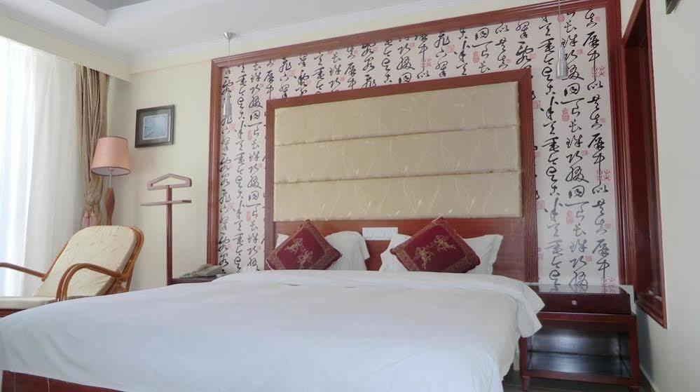Harvest Seaview Hotel Санья Экстерьер фото