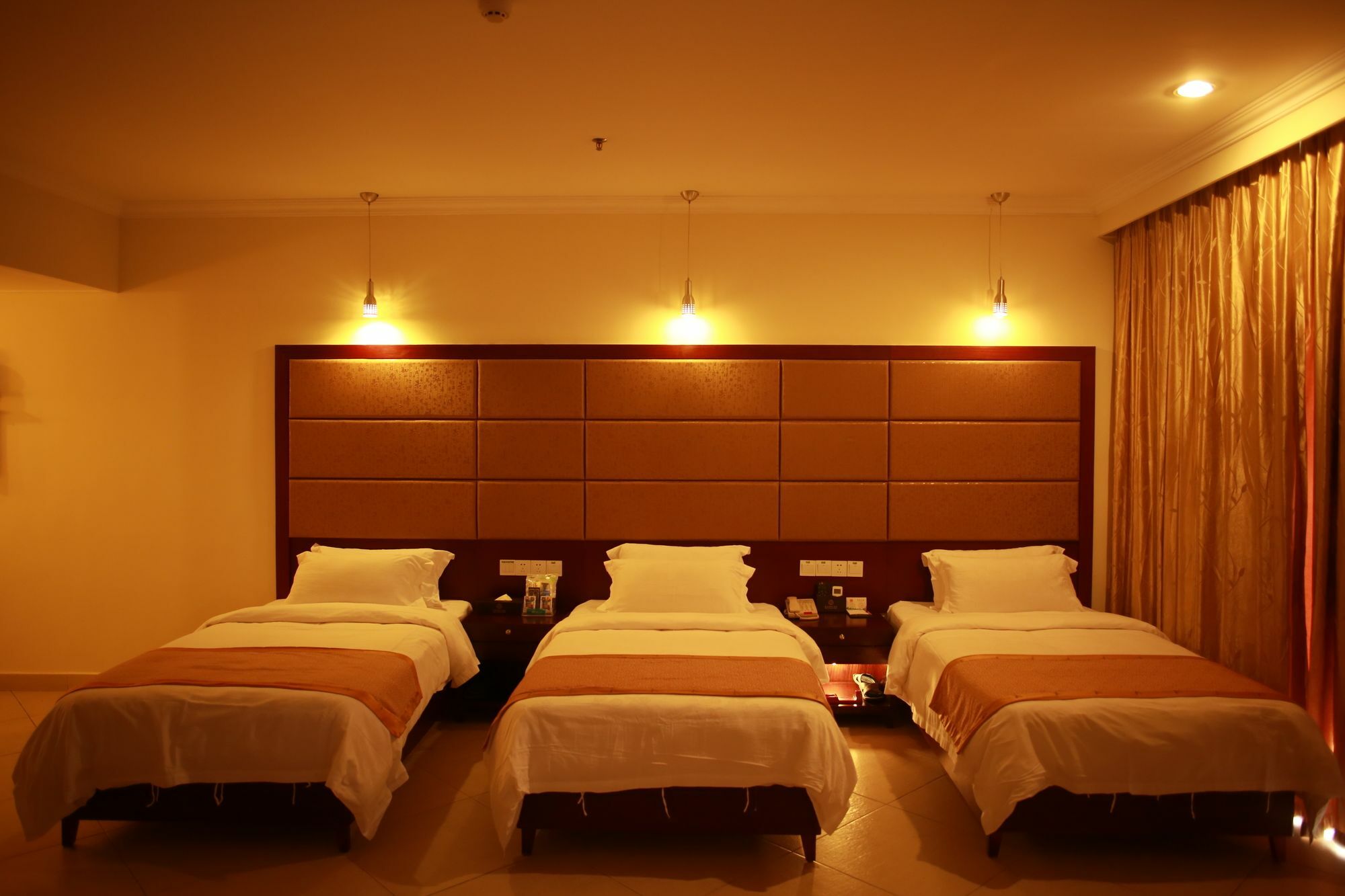 Harvest Seaview Hotel Санья Экстерьер фото