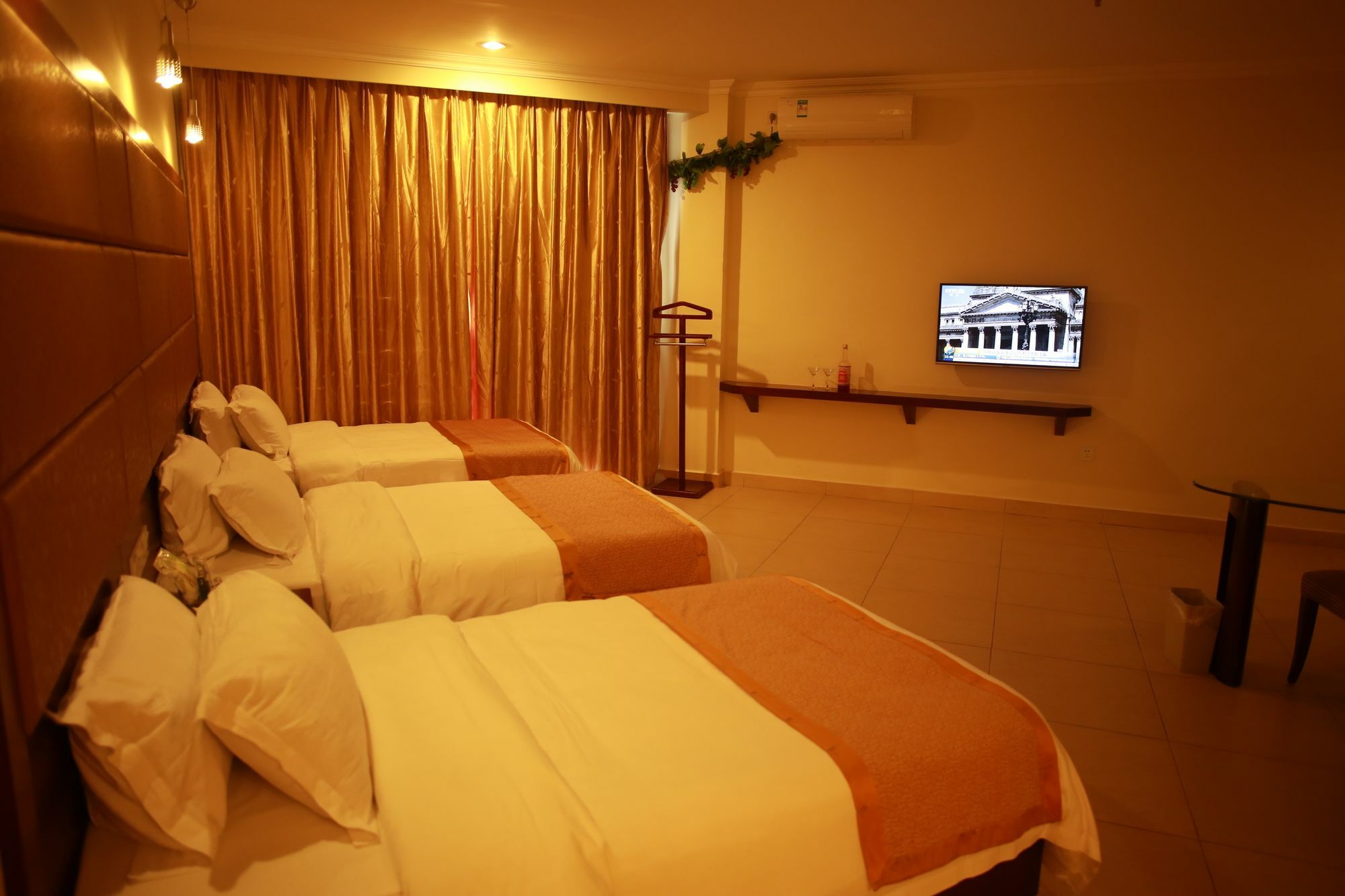 Harvest Seaview Hotel Санья Экстерьер фото